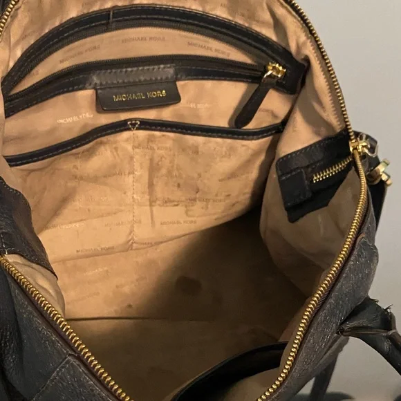 Michael Kors Pebbled navy Satchel - Picture 4 of 14